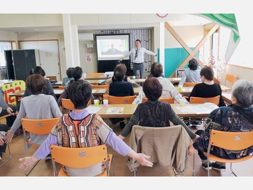 高齢者を集めた「地域サロン」で催された健康セミナーの様子